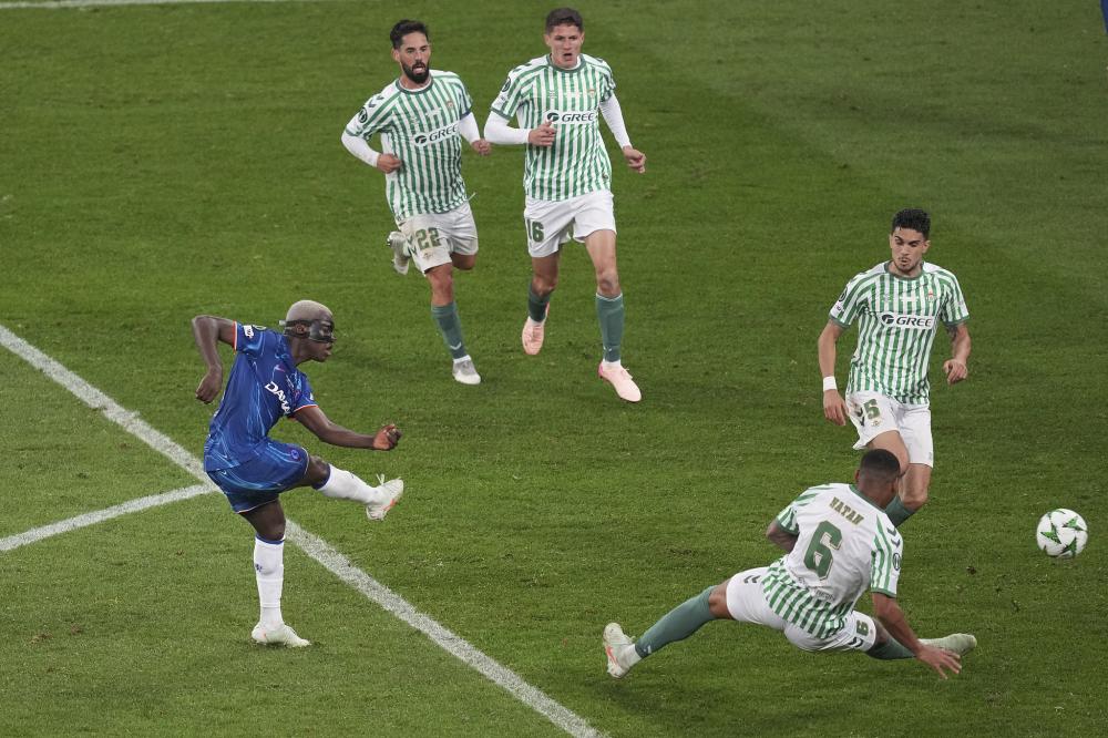 亚马尔父亲比赛中多次挑衅贝蒂斯球迷，最终被安保带走